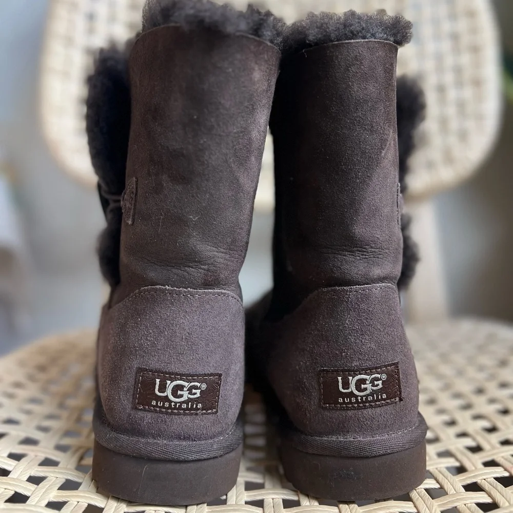 UGG Australia Bailey Button Boots Women’s 7 Brown Sheepskin Fur Lined Winter